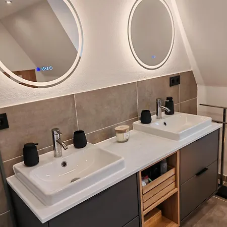Large, Cozy H85 Cozy Castle Apartman Deggendorf