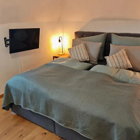 Large, Cozy H85 Cozy Castle Daire Deggendorf